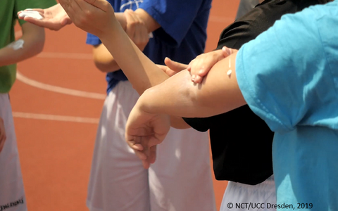 Sicher aufschlagen: UV-Schutz im Tennissport